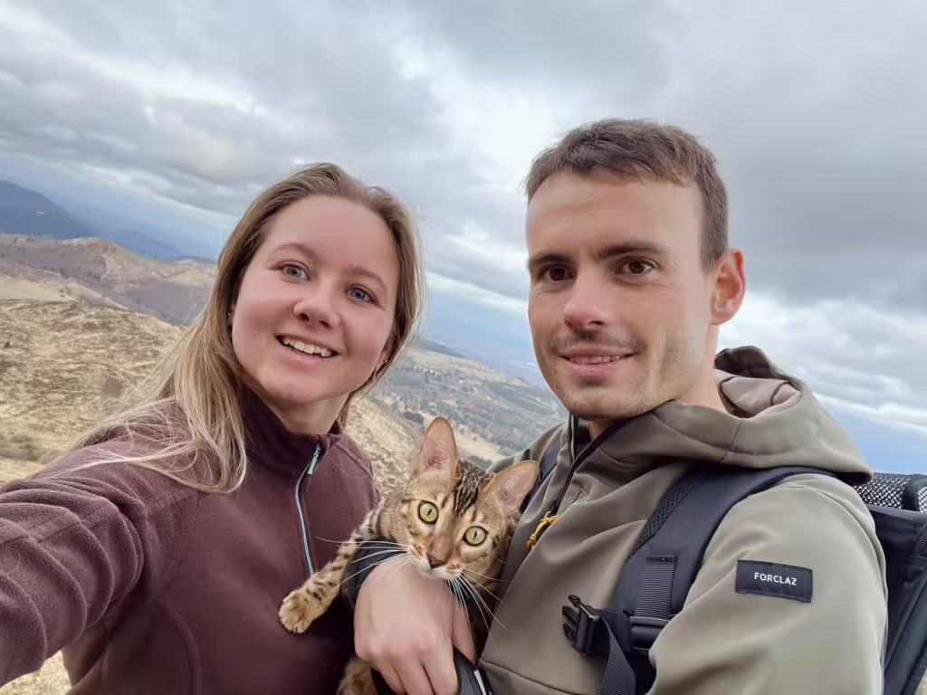 Gwendoline, Romain et Uma (petit chat Bengal de la chatterie des alpes dorées) en balade dans les montagnes Auvergnates. Pu-de-Dôme, Auvergne-Rhône-Alpes, France